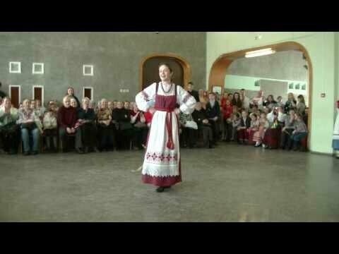Россияночка танцует и поёт