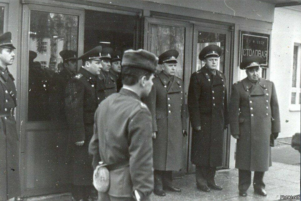 Маршальская проверка в солдатской столовой