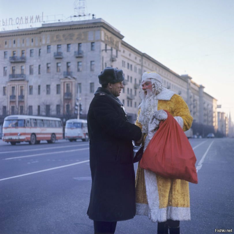 1973 Дед Мороз московской фабрики "Заря" Александр Гаврилов и милиционер Влад...