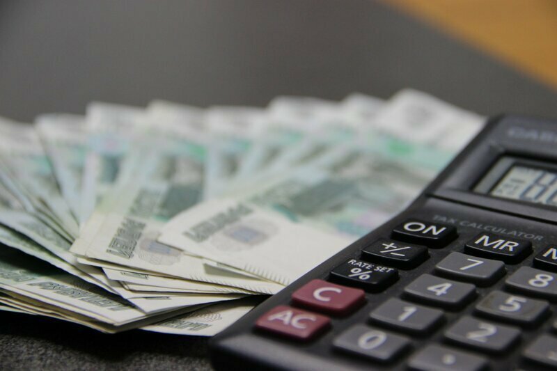 Четверть россиян тратят почти всю зарплату на оплату долгов