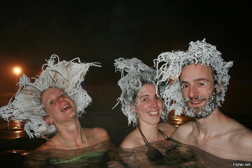 Природный горячий источник Takhini Hot Springs, даже зимой температура источн...