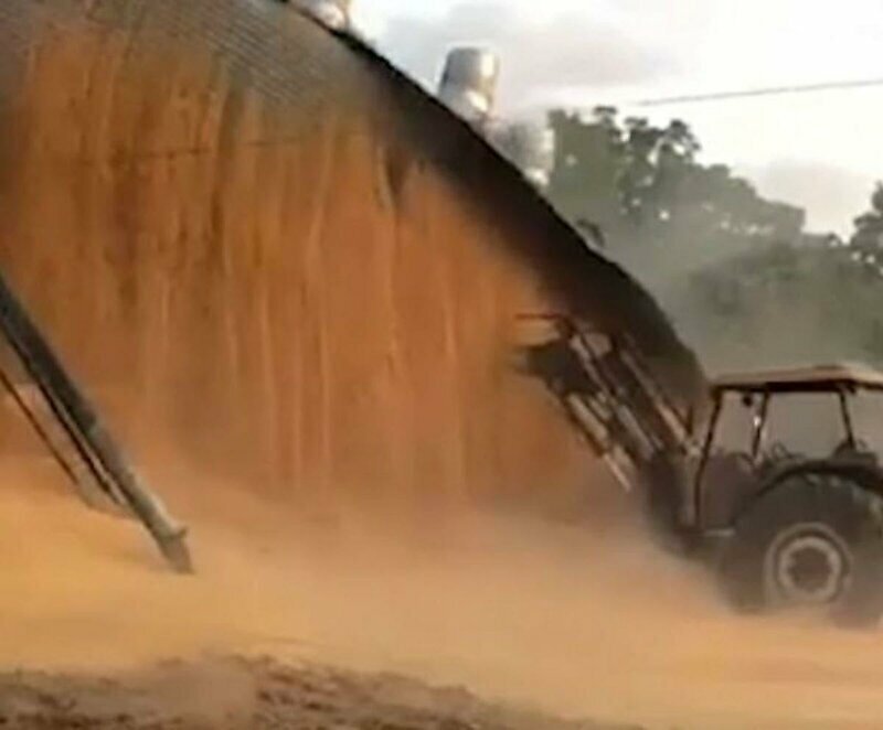 Фермер разрушил зернохранилище, пытаясь закрыть дыру в его стене ковшом трактора