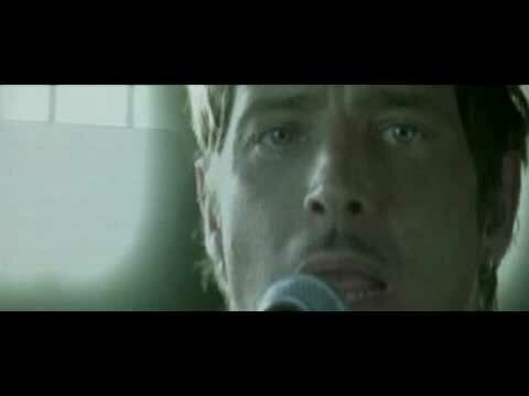 потрясающая подача, он не орал, а говорил: CHRIS CORNELL - YOU KNOW MY NAME