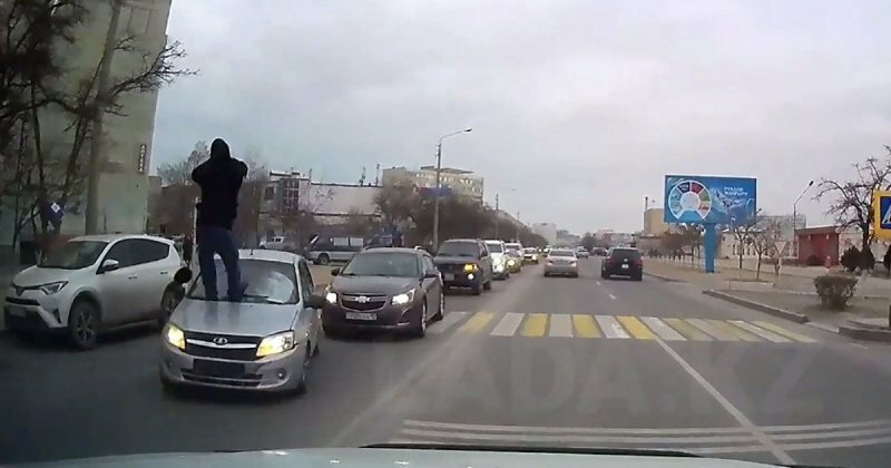 Момент смертельного наезда на пешехода в Казахстане попал на видео