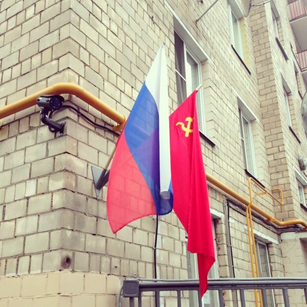 Депутат Госдумы предложил устанавливать на домах ветеранов флаги России за их счёт