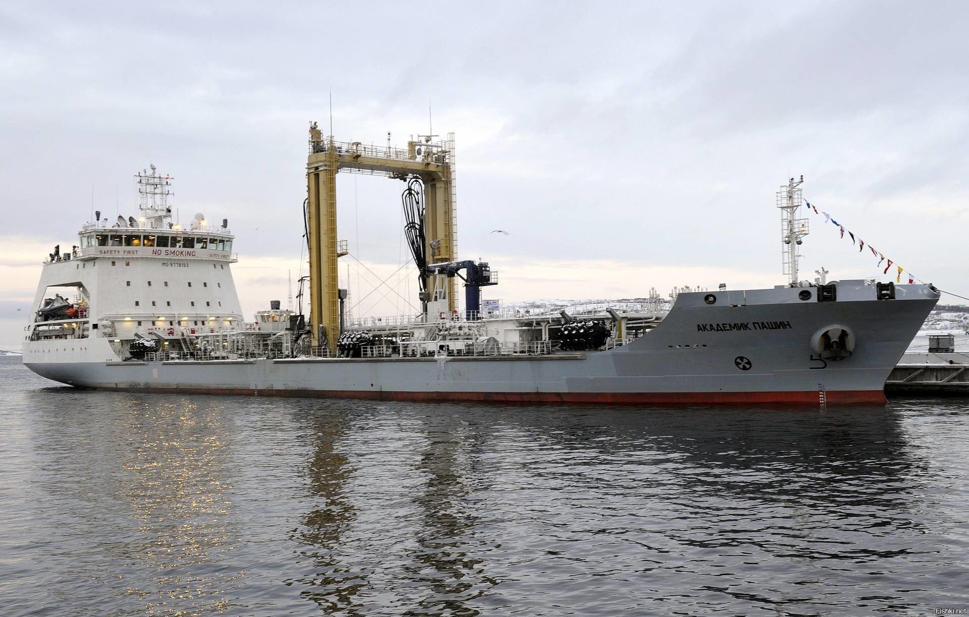 Введенный в состав Северного флота ВМФ России головной средний морской танкер...