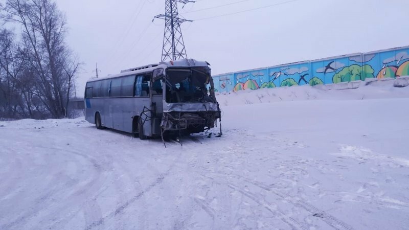 Авария дня. Автобус протаранил товарный поезд в Кемеровской области