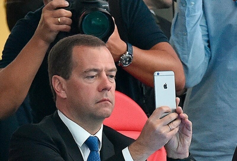 После отставки Медведев отписался от правительства в Instagram*