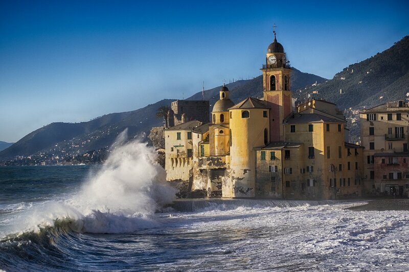 Шторм «Глория» обрушился на Испанию 14-метровыми волнами, вызвав наводнение (видео)