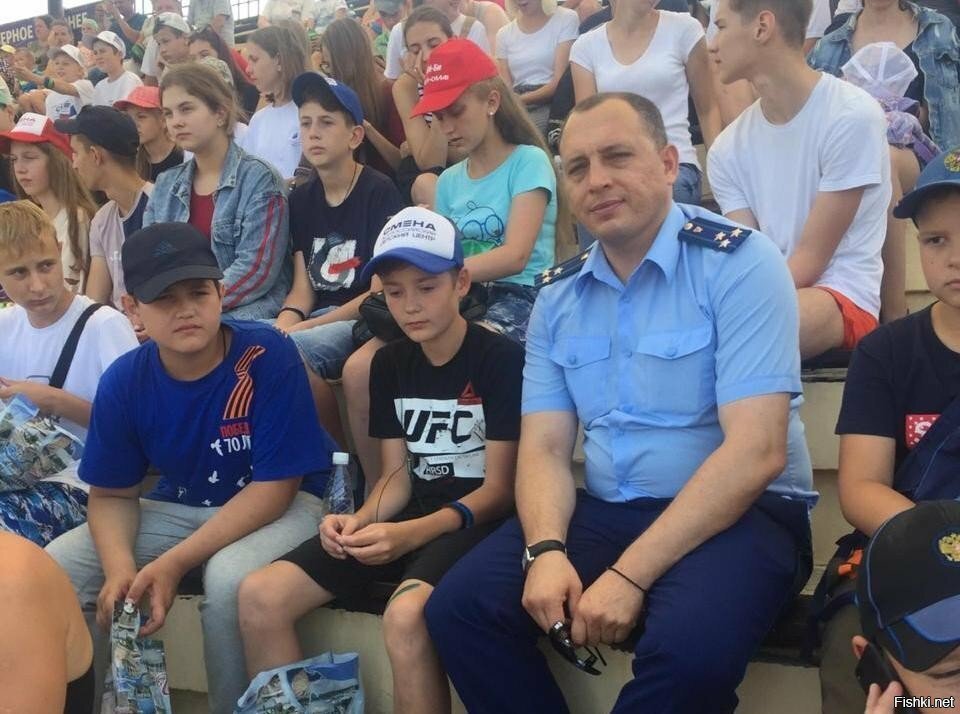 На собрании родителей первоклассников, папу Вовы Сидорова спросили кем он раб...