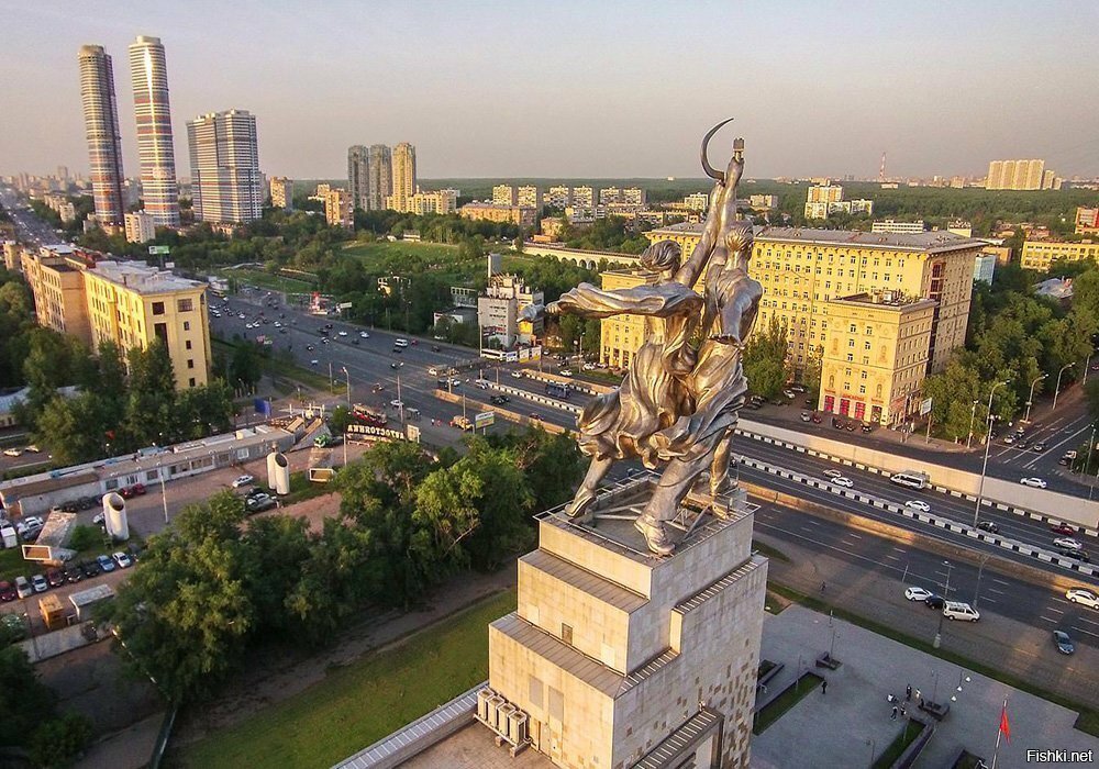 Монумент Веры Мухиной "Рабочий и колхозница"