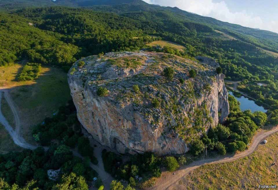 Скала Красный Камень