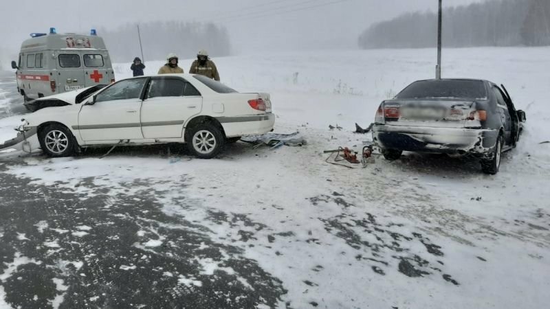 Авария дня. Лобовое столкновение двух "Тойот" в Томской области