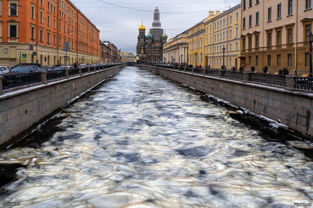 Необычное состояние льда, покрывшего канал Грибоедова в Петербурге