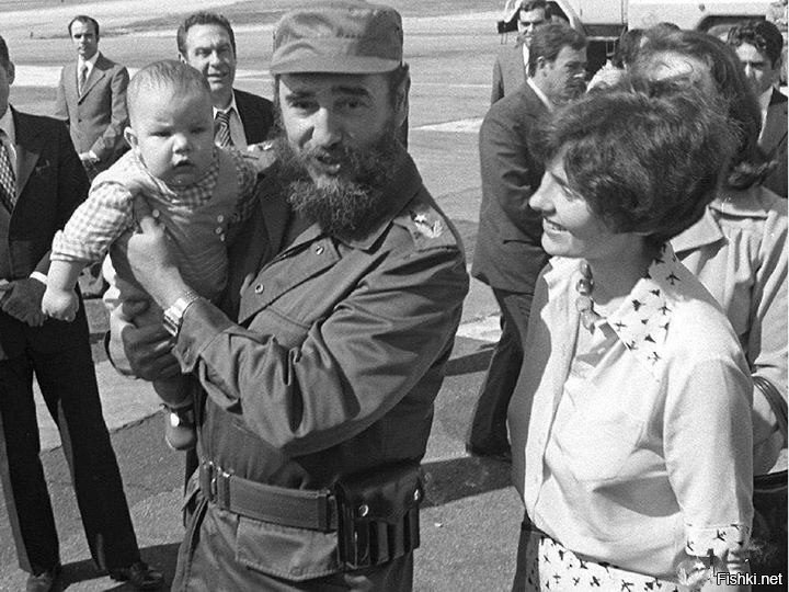Фидель Кастро держит на руках будущего премьер-министра Канады Джастина Трюдо...