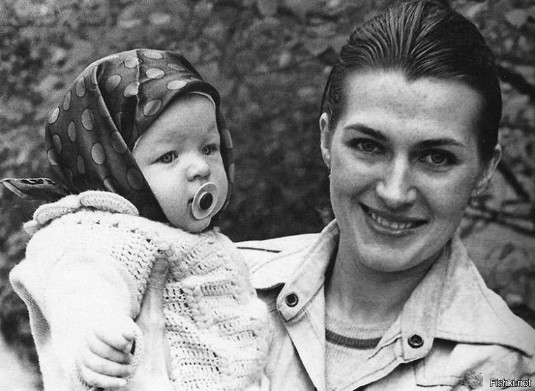 Мила Йовович с мамой (и с соской) в Киеве 1976 год