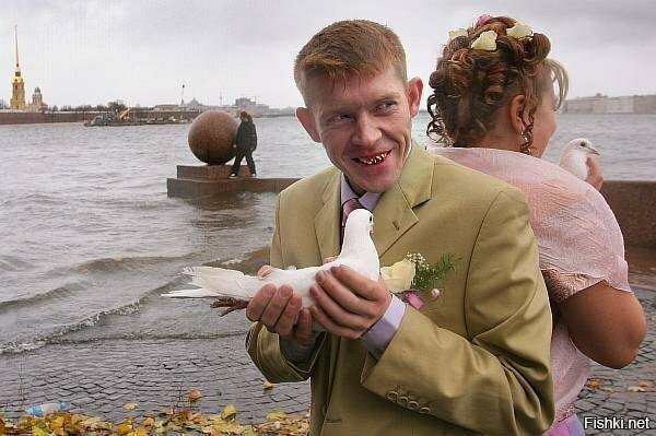 Согласно изуверским традициям, итальянские молодожены после венчания в церкви...