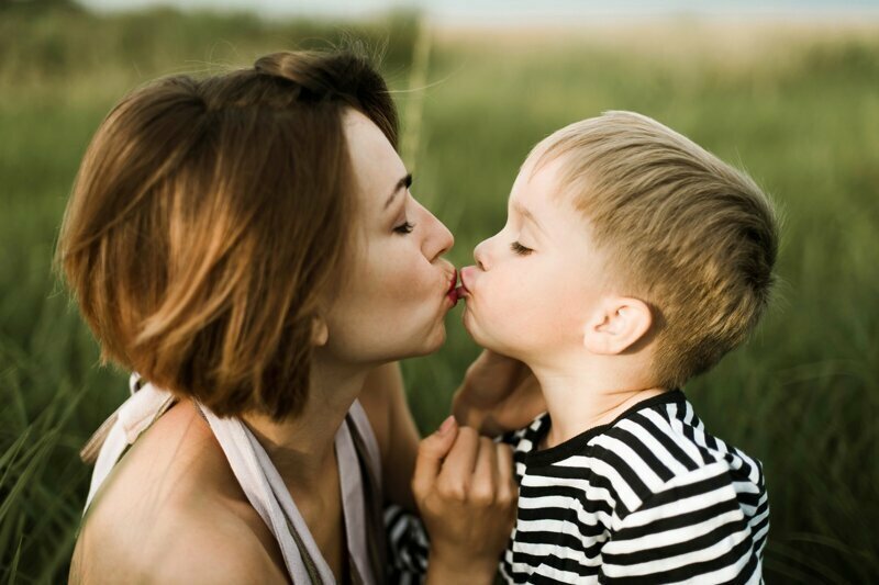 Запретный поцелуй: стоит ли целовать в губы собственного ребенка?