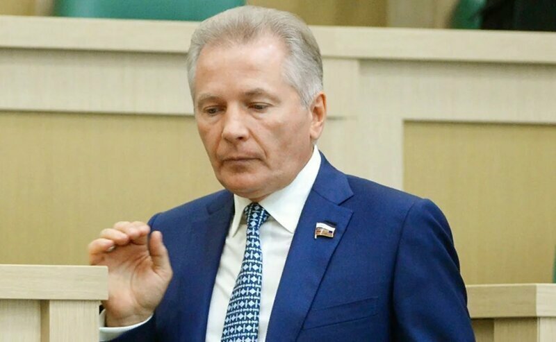 Британское гражданство не позволит Валерию Пономареву продолжать работу в СовФеде