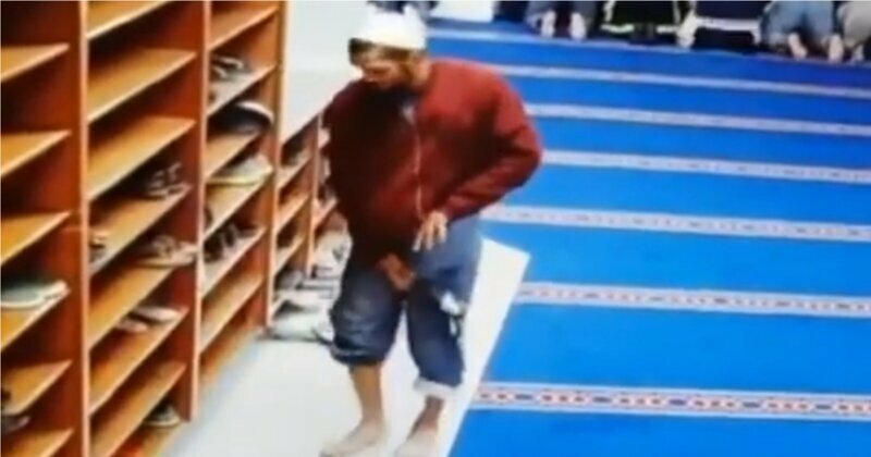 Кража обуви в мечети попала на видео