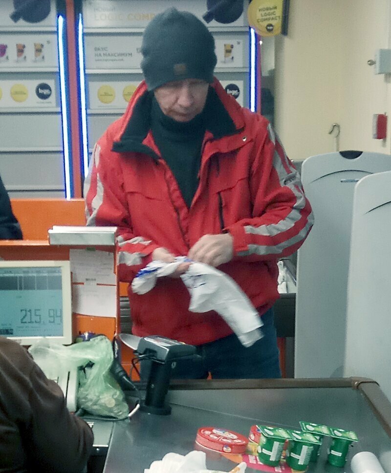 Золотов в Дикси покупает йогурт и сыр виола