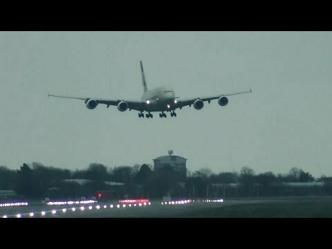 В лондонском аэропорту Хитроу пилоты Airbus A380 успешно посадили лайнер во в...