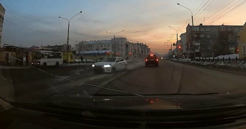 Момент наезда на ребёнка в Новокузнецке попал на видео