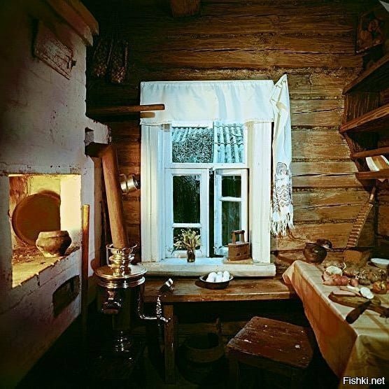 Интерьер дома, в котором родился поэт Сергей Есенин