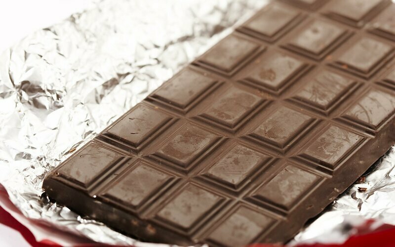 Можно ли есть шоколадные конфеты, если на них появился белый налет?