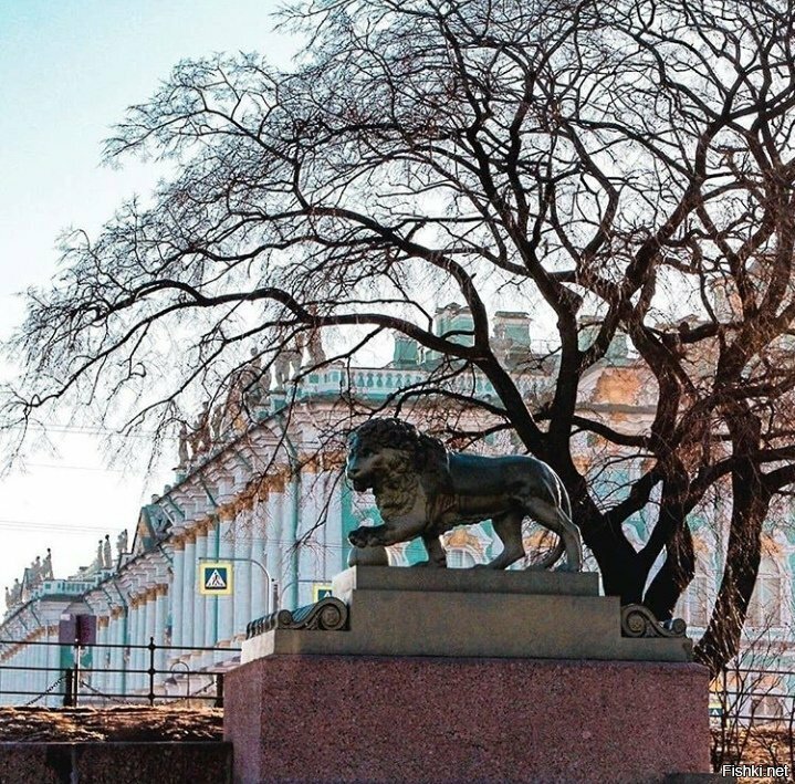 Дворцовая пристань, медный лев на чугунном пьедестале (сторожевые львы Адмира...