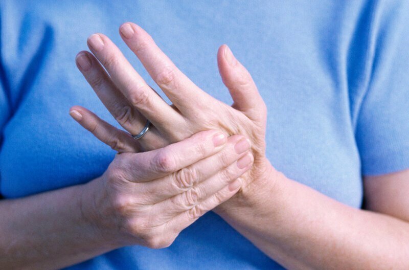 Онемение левой руки и покалывание пальцев: непатологические причины, заболевания и меры профилактики