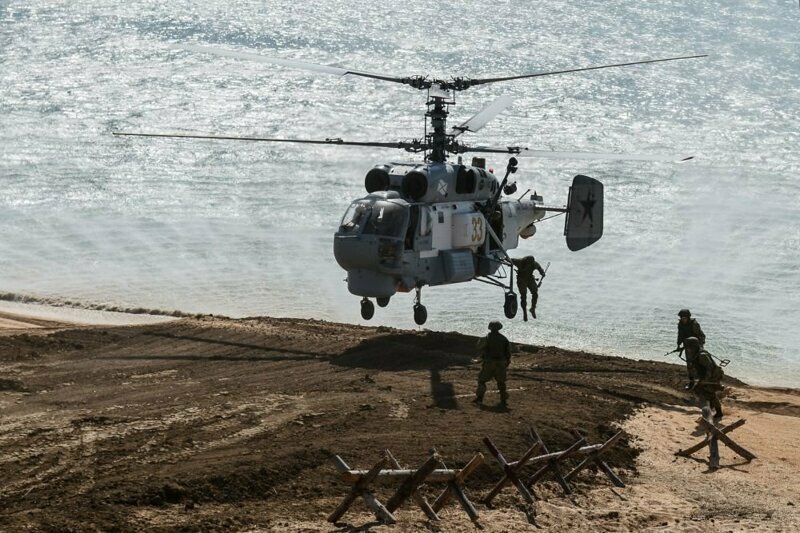 Видео высадки противодиверсионной группы их корабельного вертолета Ка-27ПС