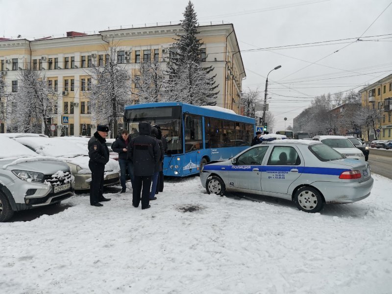 Авария дня. Массовое ДТП на парковке у здания МВД в Твери