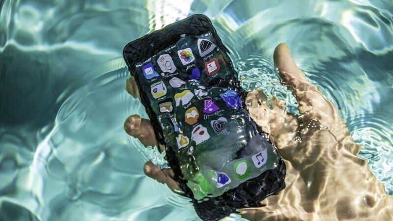 Смартфон упал в воду: что делать и что не поможет
