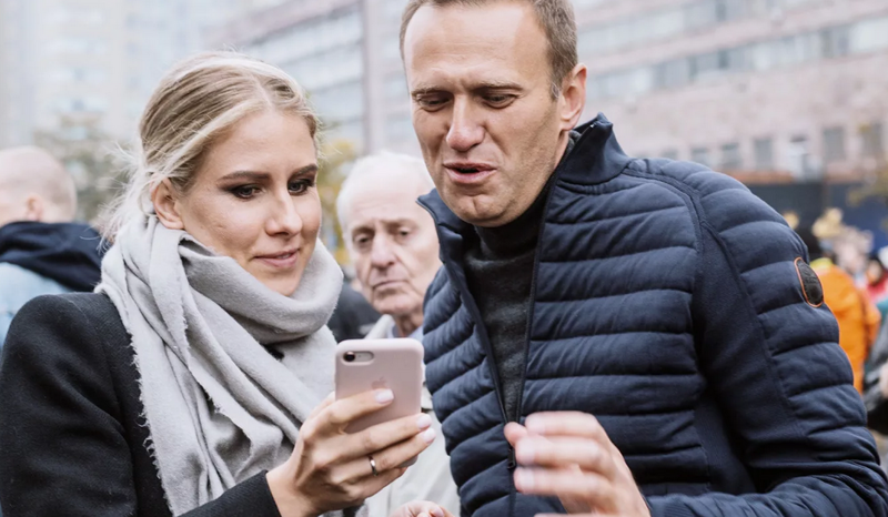 Навальный поздравляет Любовь Соболь с важной датой: уже 9 лет она под его «крылом»