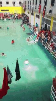 Заключенные в Эквадоре захватили и залили водой из-под крана один из своих тю...
