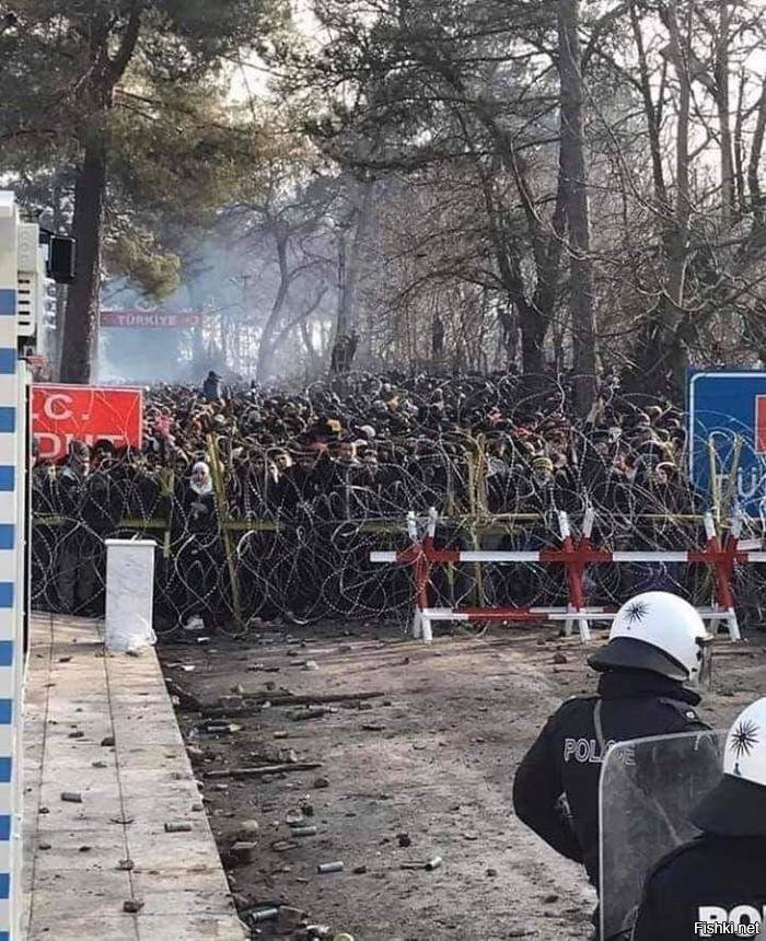 Это сирийские мигранты пытаются прорваться из Турции в Грецию