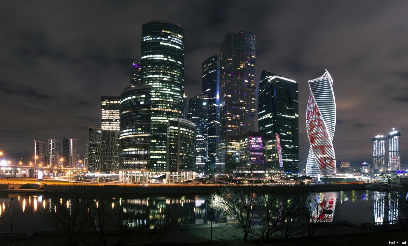 Вот так в Москва Сити поздравили с 8 Марта на фасаде башни "Эволюция"