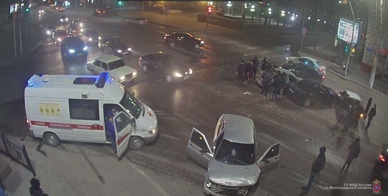 Авария дня. Молодой водитель устроил массовое ДТП в Волгограде
