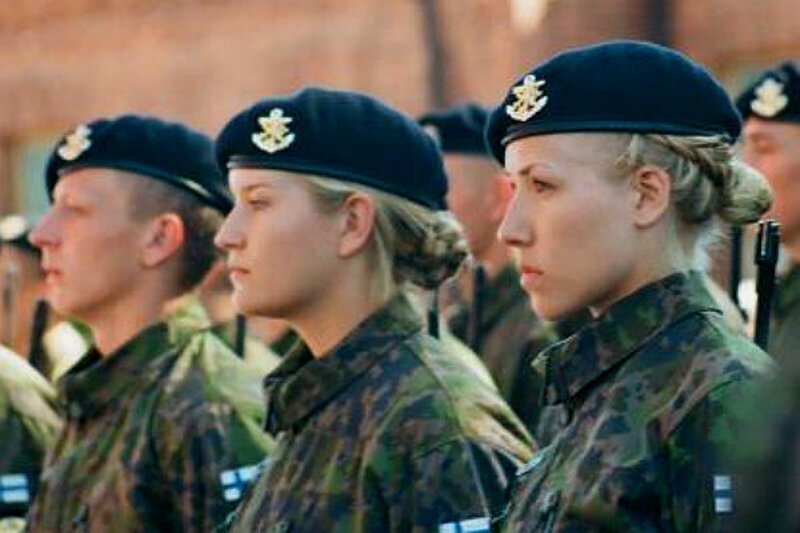 В финской армии мужчин и женщин временно поселят в общих казармах