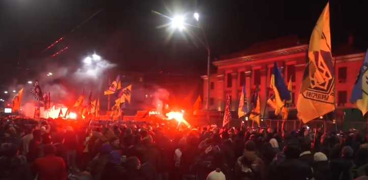 Шабаш нацистов привёл к обстрелу посольства РФ в Киеве (видео)