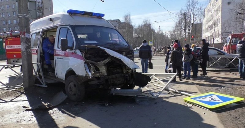 В Ярославле в аварию попала машина скорой помощи с пациентом