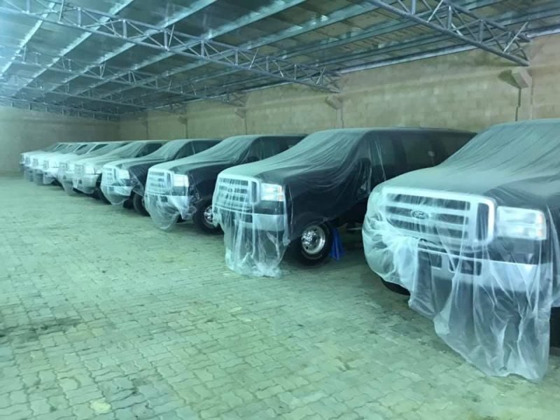 10 новых внедорожников Ford Excursion на секретной парковке в Дубае