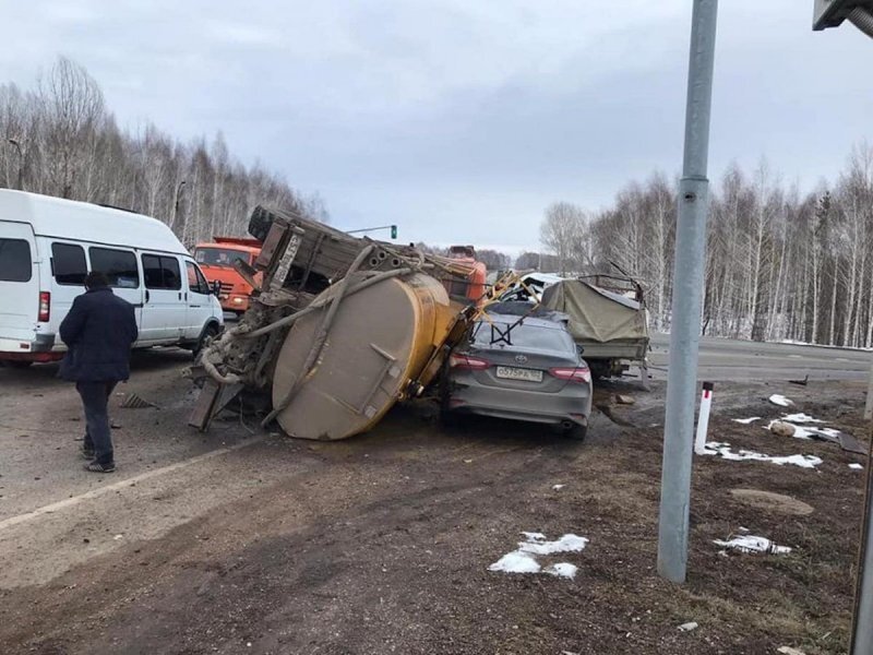 Авария дня. В Башкирии водитель ГАЗели опрокинул КамАЗ с цистерной