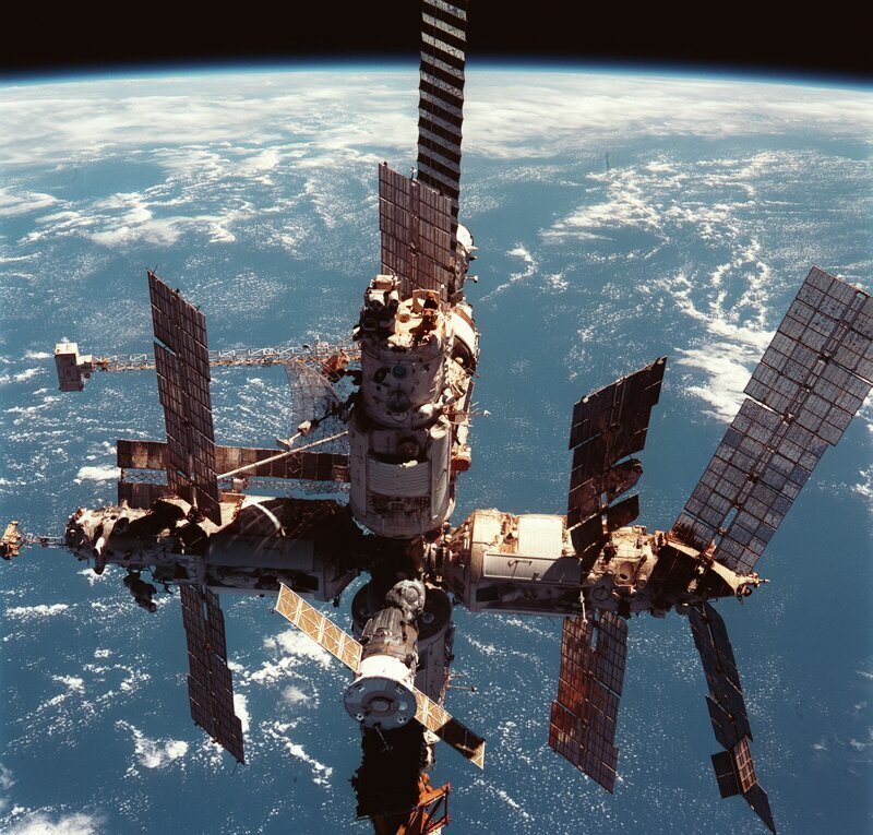 23 марта 2001 – В Тихом океане затоплена орбитальная станция «Мир»
