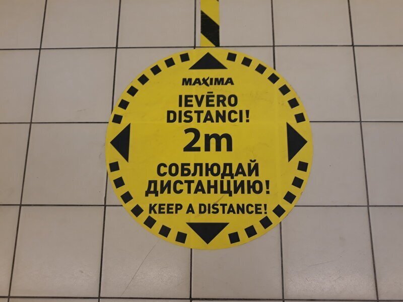 Несколько фото в публичных местах - о коронавирусе в Латвии