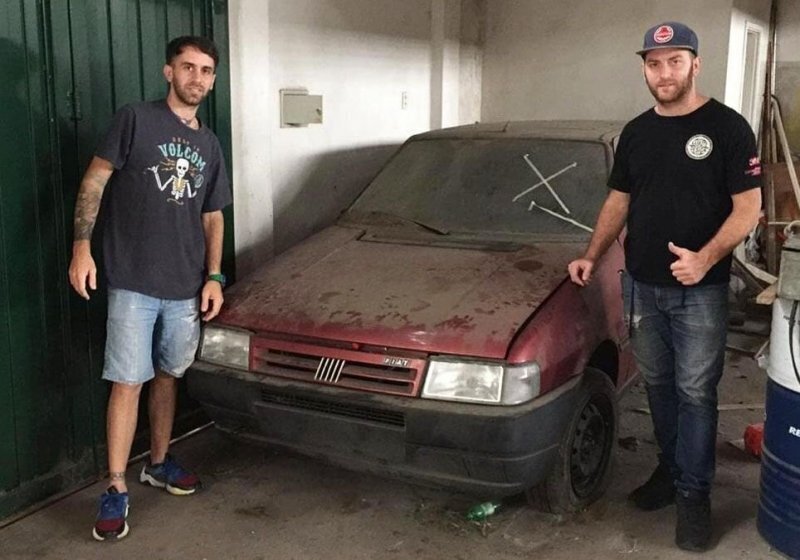 В Аргентине обнаружили склад с новыми нераспроданными автомобилями итальянских марок 1990-х