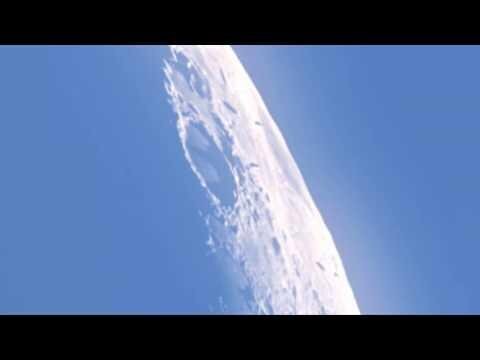 Огромные космические корабли замечены на фоне Луны