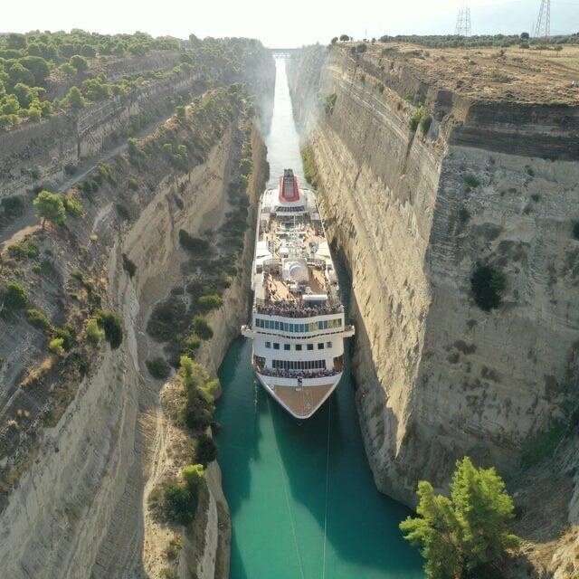 Круизный лайнер проходит через узкий пролив