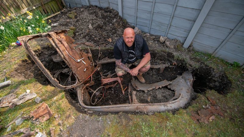 Британец откопал на заднем дворе 65-летний Ford, похороненный под землей